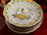 une pile d'assiettes ornées d'oiseaux posée sur une table