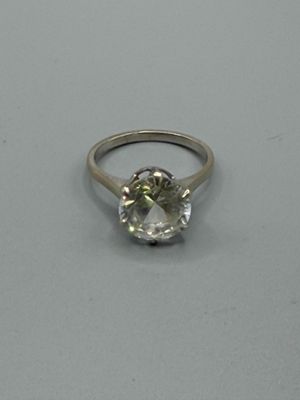 Gros plan sur une bague ornée d'un diamant