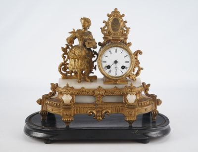 une horloge posée sur une table