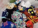 un gros tas de vêtements qui se trouve dans un sac