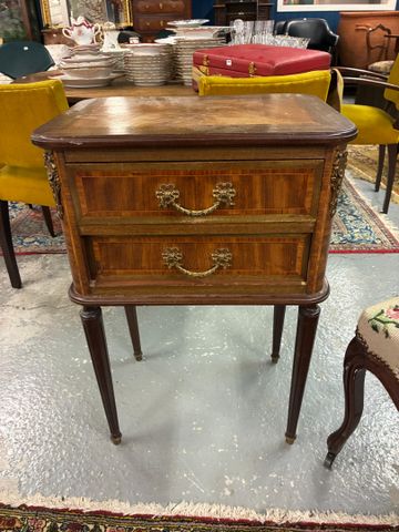 Table de chevet en boîte de placage de style Louis XVI ouvrant à 
