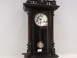 une horloge accrochée au mur de la pièce