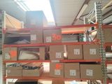 les nombreuses boîtes qui se trouvent sur les rayons du magasin