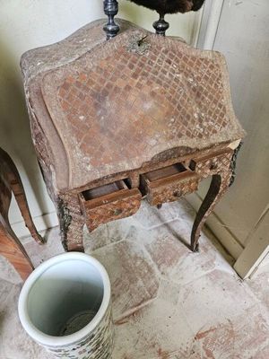 un oiseau perché sur une table, à côté d'un seau