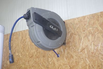 un tuyau relié à un mur par un cordon
