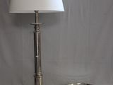 une lampe posée sur une table à côté d'un plateau