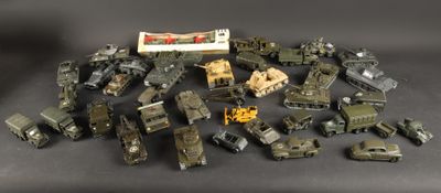 un tas de jouets militaires posés sur une surface noire
