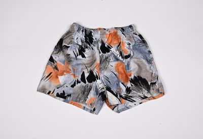 la photo d'un short orné de plumes orange et noires