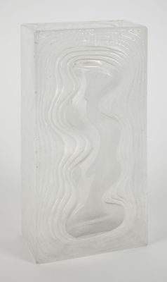 DAUM FRANCE Vase en verre moulé à décor en relief Signé "Dau…