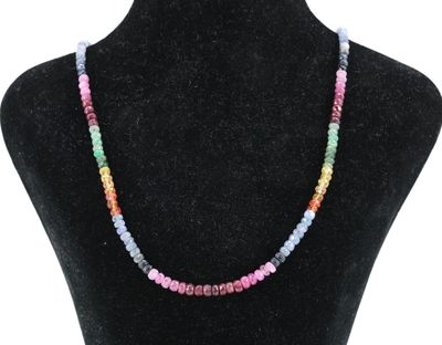 un collier de perles multicolores autour du cou d'un mannequin