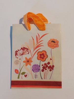 une photo d'un sac en papier orné de fleurs
