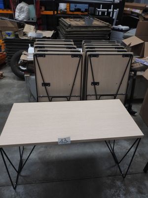 une table et des chaises dans un entrepôt rempli de cartons