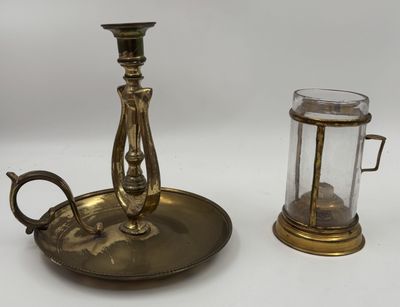 des bougeoirs en laiton et un bougeoir en verre sur fond blanc