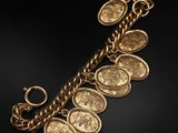 Gros plan sur un bracelet en or orné de pièces de monnaie