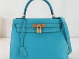 un sac à main bleu posé sur une table blanche