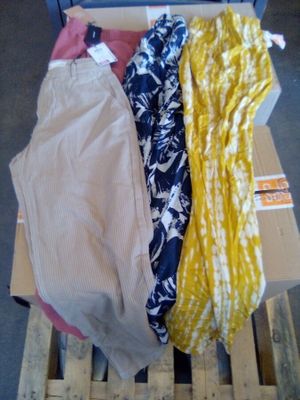 une pile de vêtements posée sur une palette