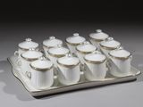 une image représentant un plateau sur lequel sont disposées des tasses à café et leurs soucoupes