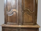 une armoire ancienne en bois, dotée de deux tiroirs et d'une étagère