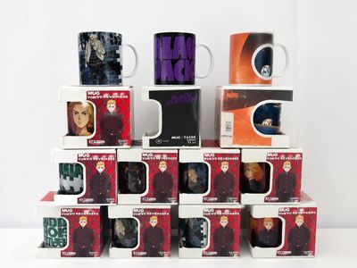 de nombreuses tasses Star Wars différentes empilées les unes sur les autres