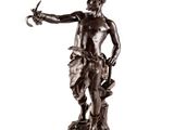 une statue antique en bronze représentant un homme accompagné d'une chèvre et d'un oiseau