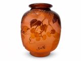 un vase en verre avec un motif sur une surface blanche