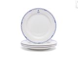 trois assiettes blanches bordées de bleu sont empilées les unes sur les autres