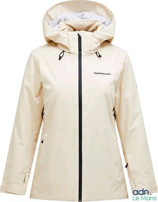 une femme portant une veste blanche à capuche et à fermeture éclair noire