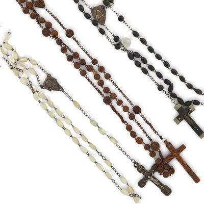 trois chapelets avec des croix et des grains sur fond blanc