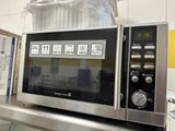 un micro-ondes posé sur le comptoir d'une cuisine