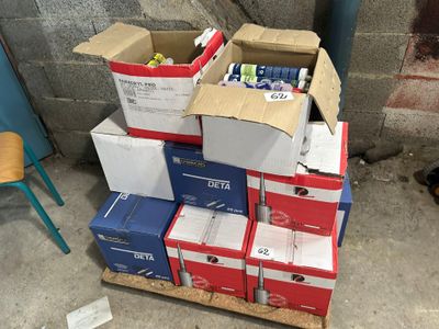 plusieurs boîtes empilées sur une palette