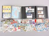 beaucoup de timbres et des timbres rangés dans un classeur