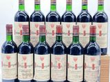 six bouteilles de vin rouge sont alignées