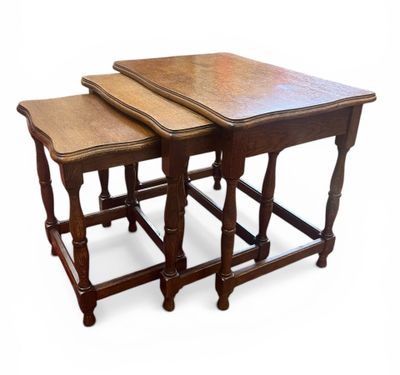 SUITE DE TROIS TABLES GIGOGNES en chêne à plateau chantourné…