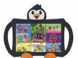 un pingouin qui tient une tablette sur laquelle sont affichées des images