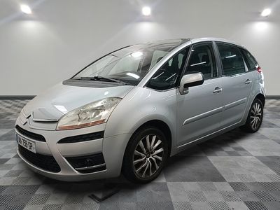 la petite voiture argentée est garée sur un carrelage à carreaux