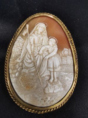 Broche en pompone ornée d'un important camée coquille figura…