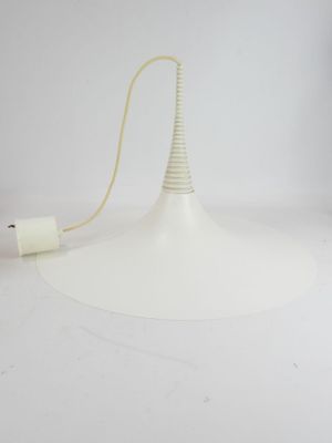 une image représentant une lampe blanche à laquelle est attaché un cordon