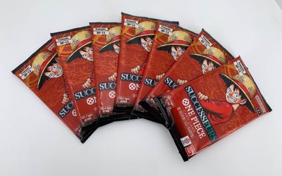 six sachets d'épices sont empilés les uns sur les autres sur une surface blanche