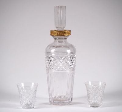 une bouteille en verre et deux verres posés sur une table