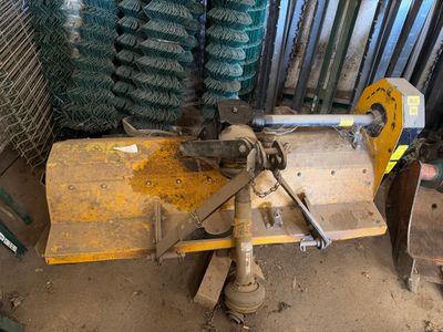une photo d'une machine qui est à l'abandon dans la poussière