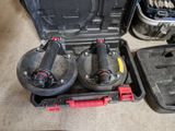 deux outils pneumatiques dans un coffret posé par terre