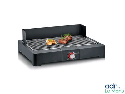 un gros plan d'un barbecue sur lequel sont disposés de la viande et des légumes