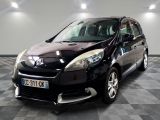 la photo d'une petite voiture noire garée dans un garage
