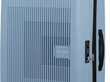 La valise est bleue ; elle est équipée de roulettes et d'une poignée.