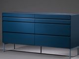 une image représentant une commode bleue sur fond gris