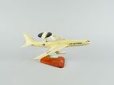maquette d'avion posée sur un socle en bois, sur fond blanc