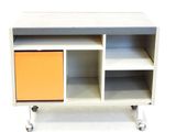une commode blanche et orange à deux tiroirs, montée sur roulettes