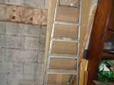 une échelle adossée au mur d'une pièce