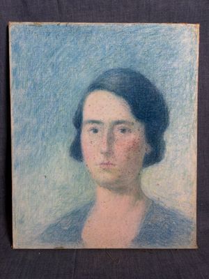 un vieux tableau représentant une femme en robe bleue sur fond noir