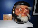 un masque représentant un homme barbu portant un casque